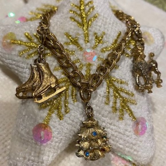 HOLIDAY🎄🎄VTG MONET Gold Tone Link Charm BRACELET - Picture 1 of 9